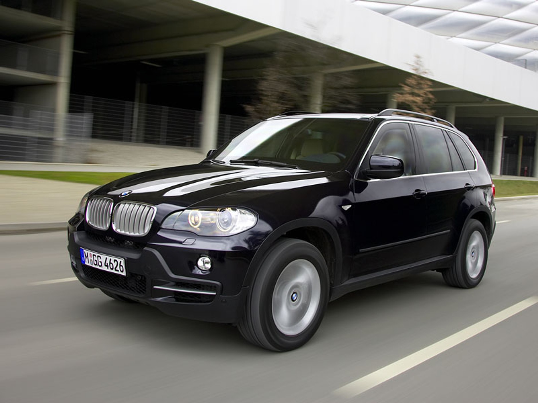 BMW X5 Security Plus: pancerna twierdza (fotogaleria)