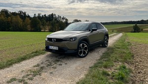 Jeździłem Mazdą MX-30 R-EV z silnikiem Wankla. Czy taka hybryda plug-in ma sens?