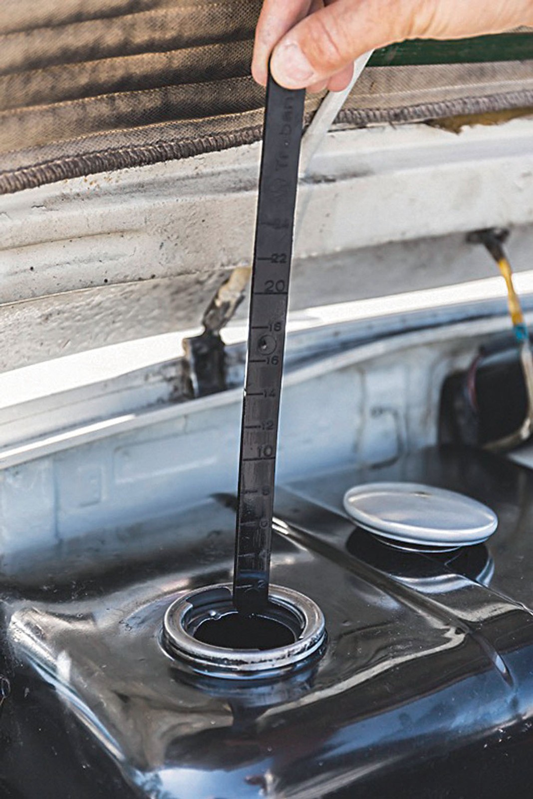 Trabant 601 do końca zachował archaiczne smaczki – np. poziom paliwa w baku sprawdzało się miarką, po otwarciu maski. Zbiornik znajdował się pod maską, nad silnikiem. Dzięki temu auto nie potrzebowało pompy paliwa, ale w razie kolizji mogło stanąć w płomieniach.