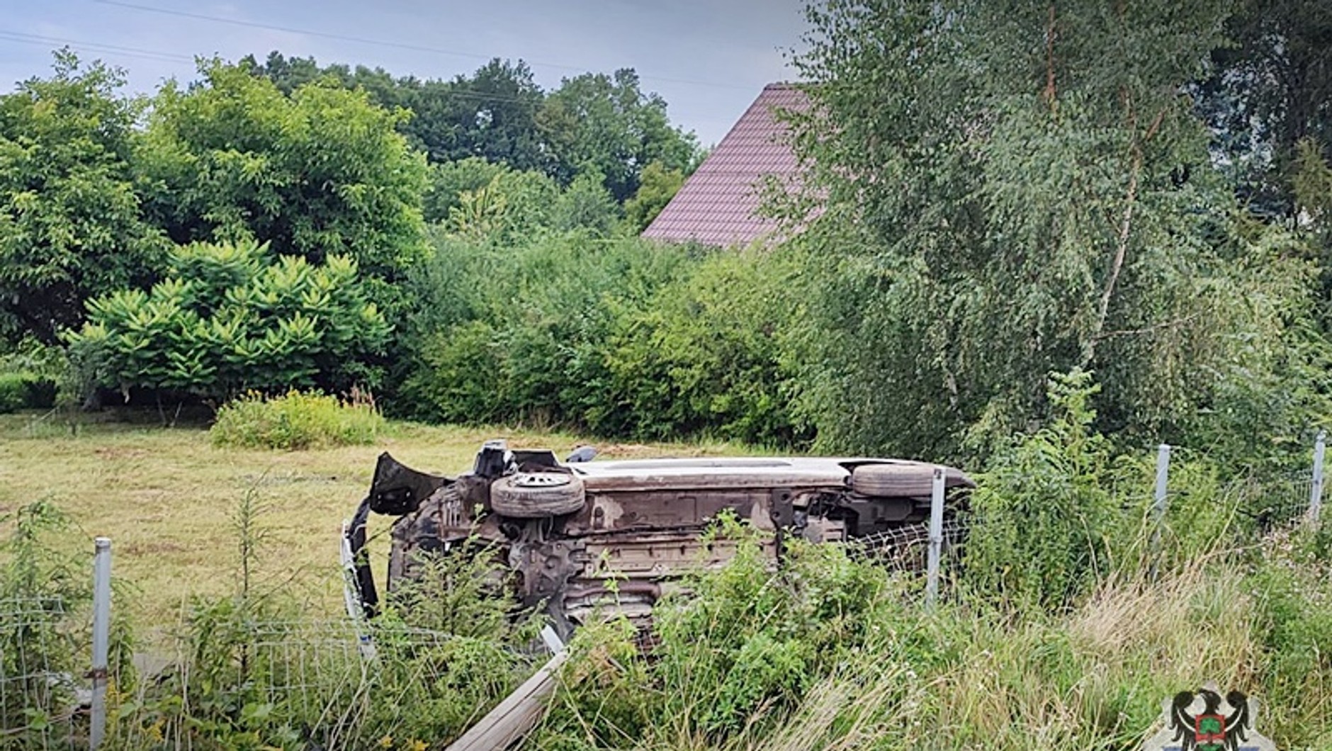 Kierowca dostawczaka uderzył w słup telekomunikacyjny. Na szczęście tylko groźnie wyglądało