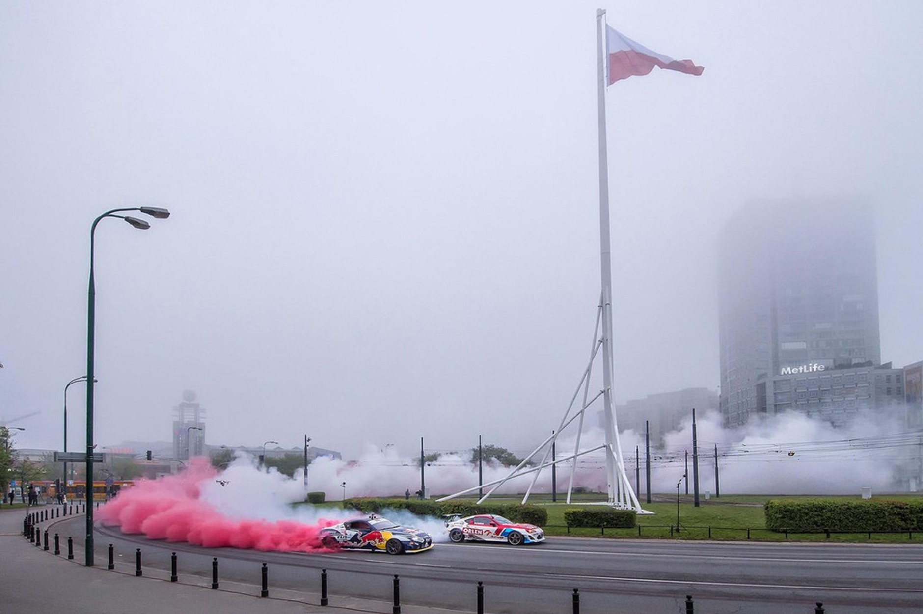 Pokaz driftingu na rondzie "Radosław" w Warszawie