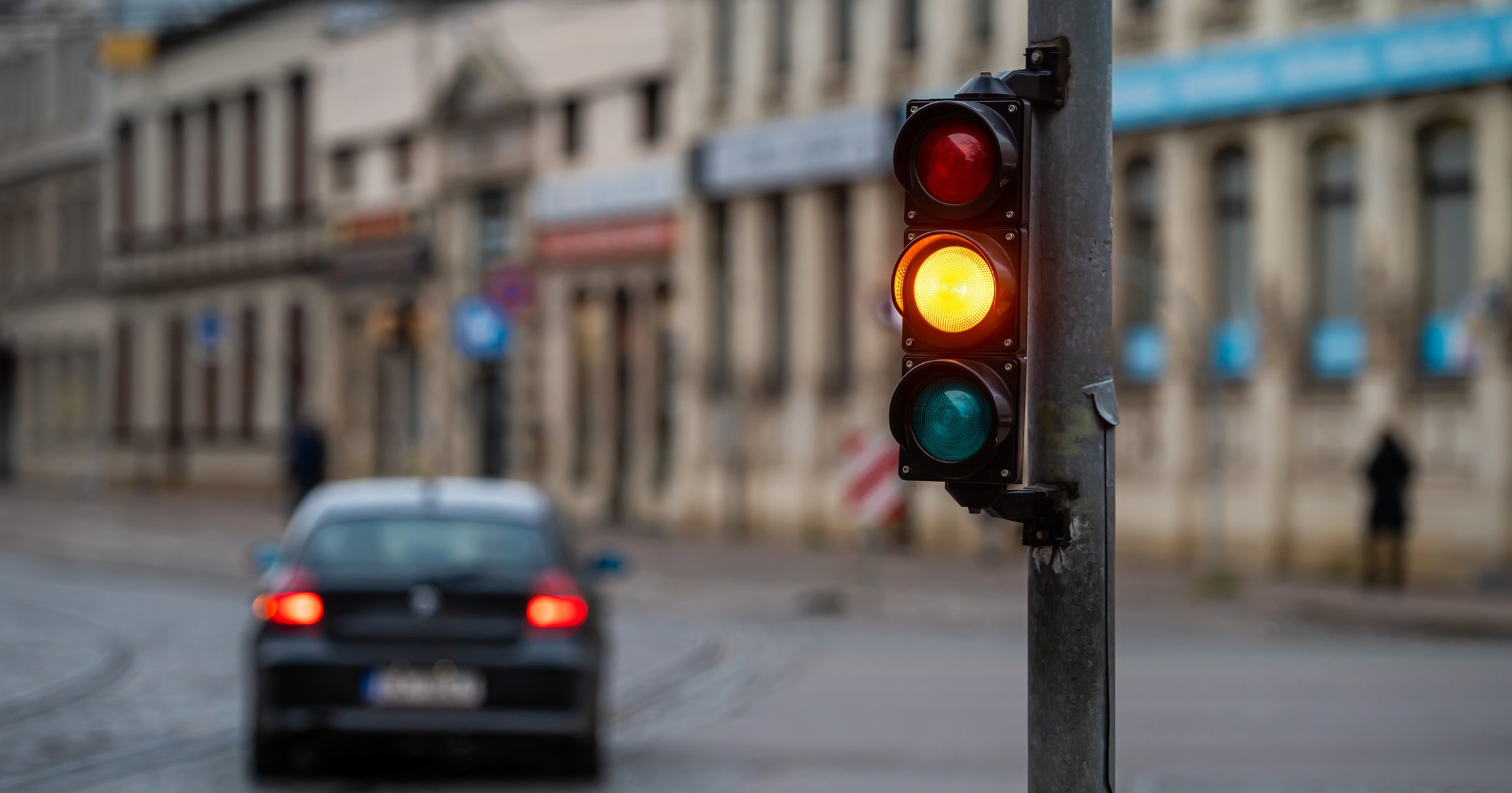 Na żółtym świetle nie można wjechać na skrzyżowanie. Należy traktować je jak czerwone