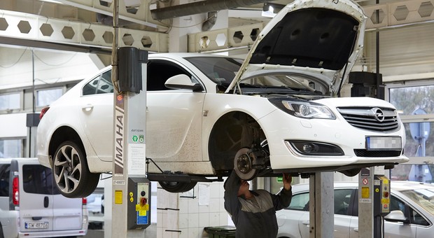 Kierowcy zostawiają w serwisach majątek. Z niektórych napraw rezygnują