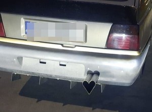 Policjanci zatrzymali Poloneza po tuningu. Ten element najbardziej ich zaskoczył