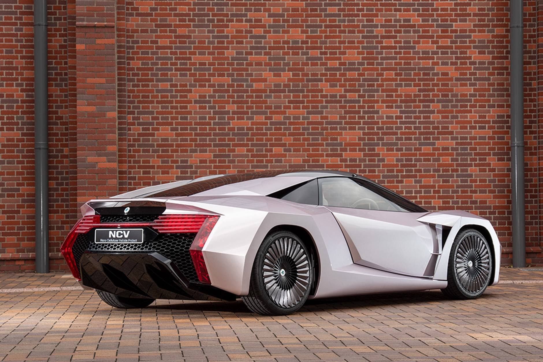 NCV - samochód z włókien celulozowych