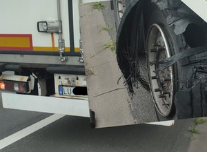 Naczepa ciężarówki uszkodziła mu samochód. Naczepa ma OC, ale ciężarówka go nie miała. I zaczął się problem