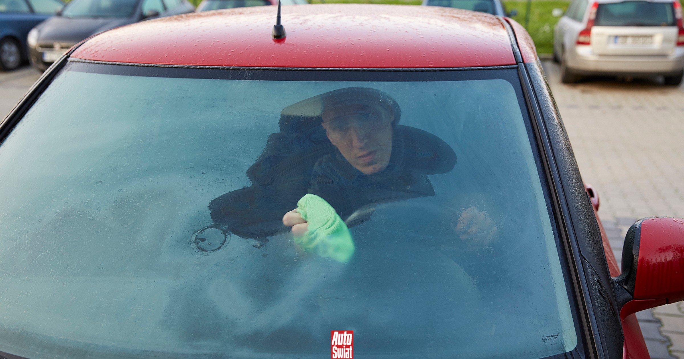 Koci żwirek zostawiony w aucie ma skończyć z parowaniem szyb. Ale jest i haczyk, a także... są dużo lepsze sposoby