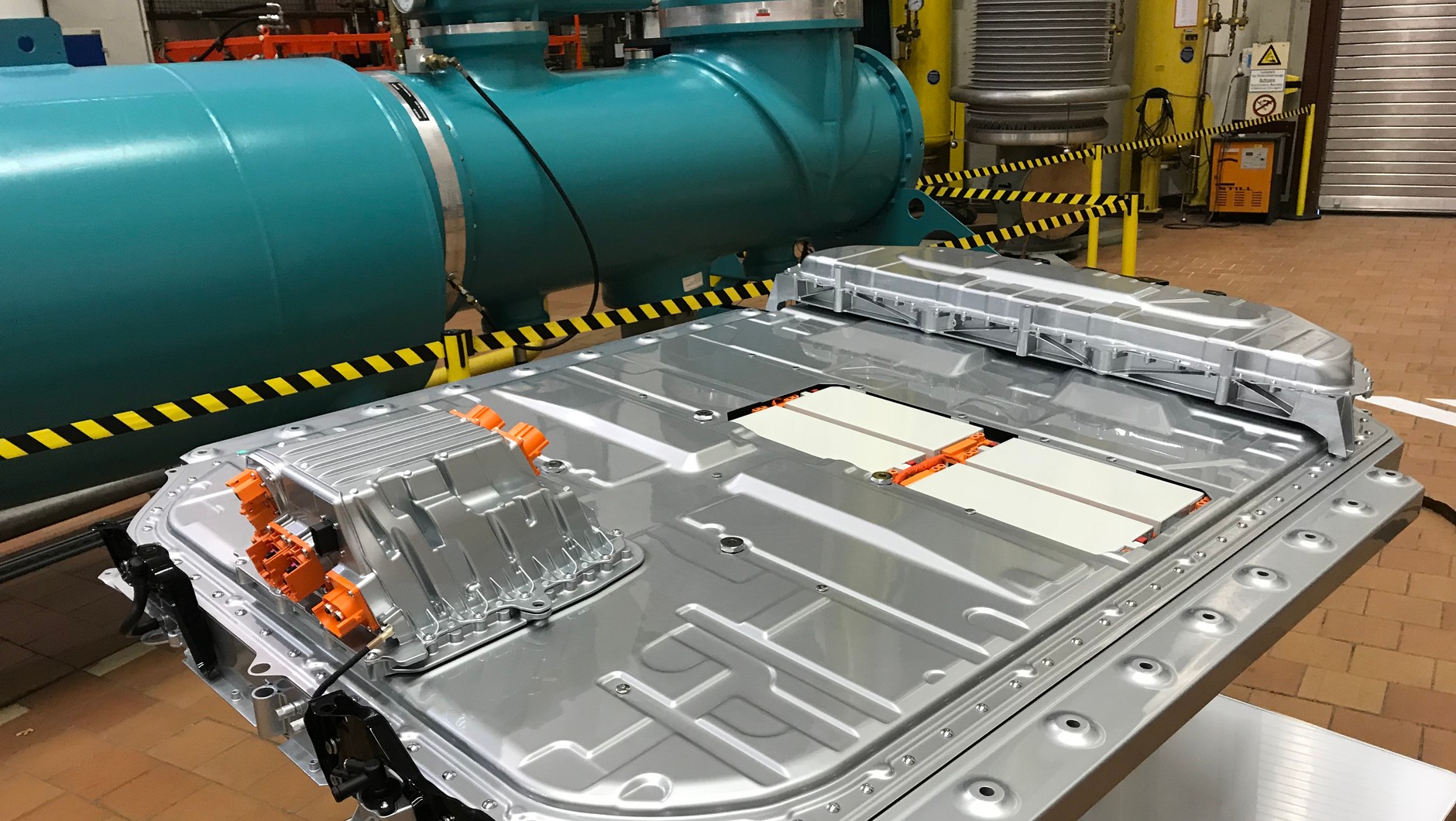Audi e-tron - moduł z bateriami waży 700 kg. Jest przykręcony do nadwozia