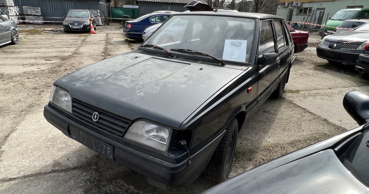 Odholowany Polonez Caro wystawiony na aukcji ZDM w Warszawie