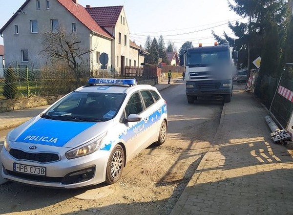 Nie wsiadł za kierownicę, a i tak musiał dmuchać. Budowlaniec kierujący ruchem w kłopotach