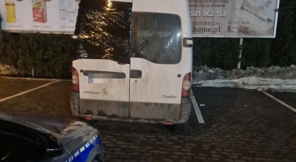 Policja zatrzymała do kontroli dostawcze Renault. To, co znaleźli z tyłu auta nie pozostawiało wątpliwości