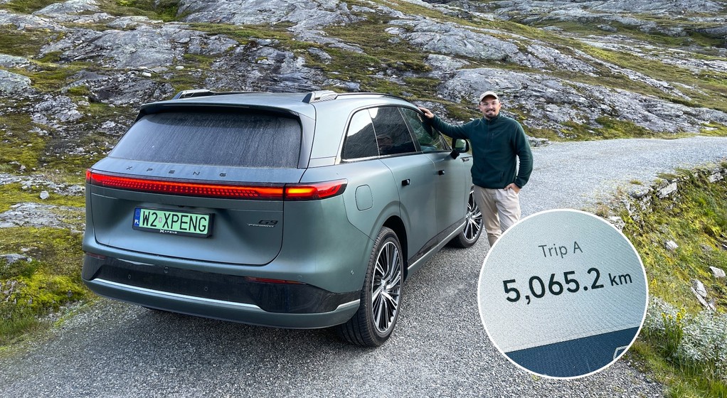 Xpeng G9 niedaleko miejscowości Geiranger w zachodniej Norwegii (w kółku licznik przebiegu po podróży)