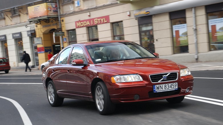 Podwozie tego „szweda” jest nastawione na bezpieczną, spokojną jazdę. Kto chce poszaleć, niech sięgnie po wersję R.