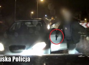 Sceny jak z filmu. Groził bronią innemu kierowcy. "Nie ma zgody dla bandytów na drodze" [Nagranie]