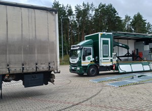 Mobilna stacja kontroli zbiera żniwa. Ciężarówka była poskładana na "trytytki"