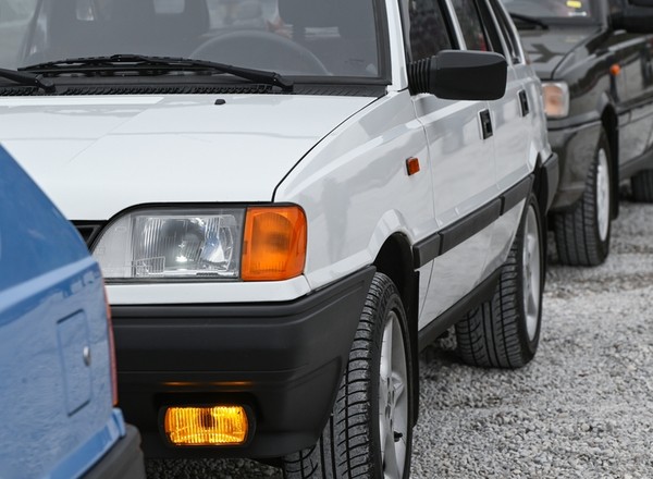 Te auta były największymi hitami w Polsce 30 lat temu. Pozycja Toyoty i Poloneza zaskakuje