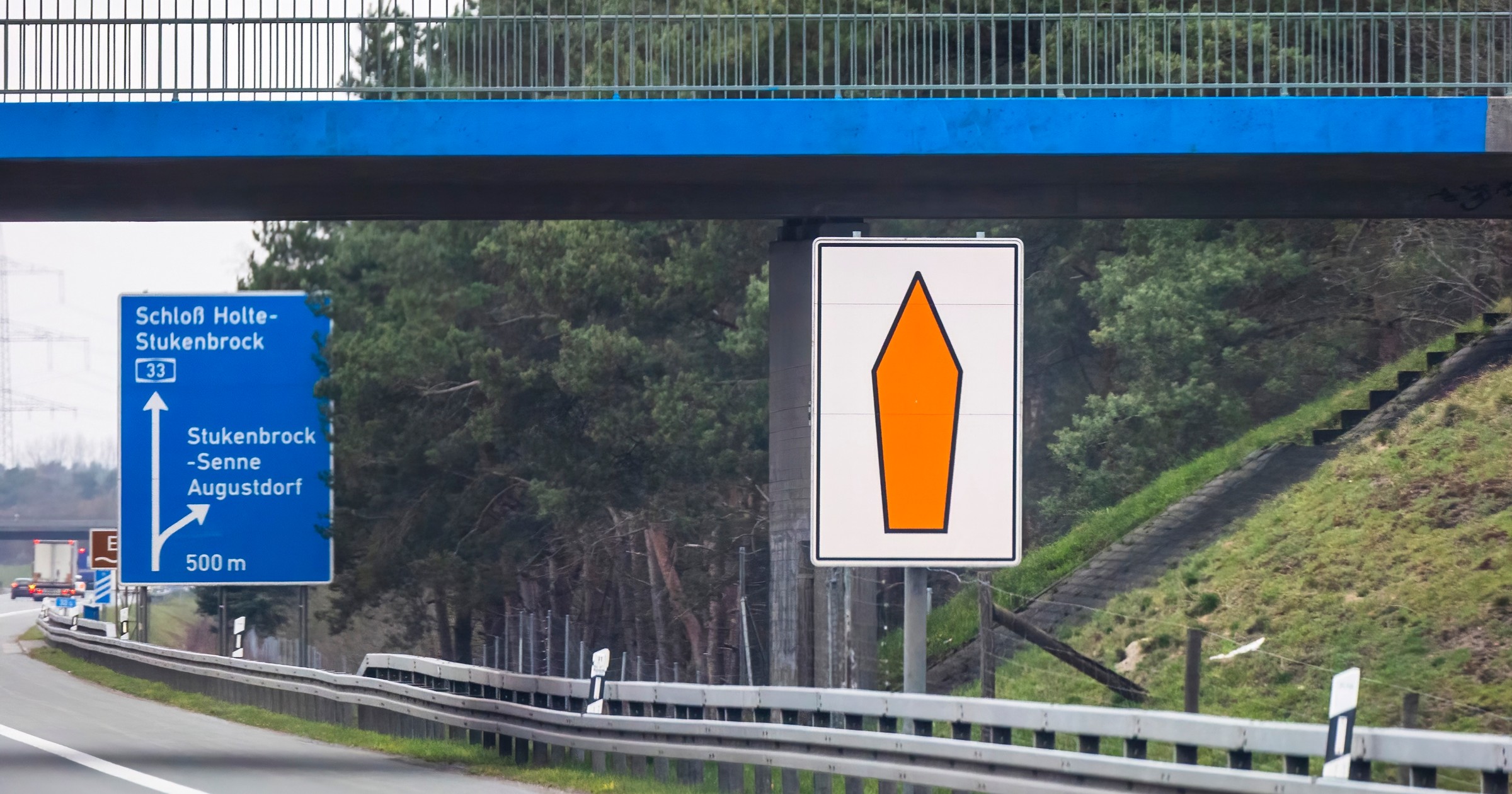 Pomarańczowa strzałka przy niemieckiej autostradzie