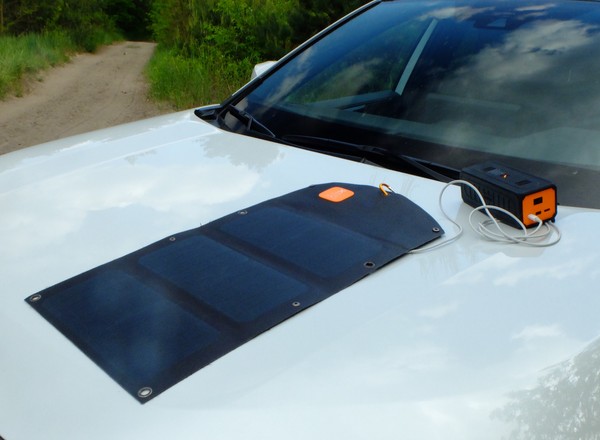 Sprawdziłem, jak działa "kieszonkowy" panel słoneczny. To prywatna elektrownia na kempingu