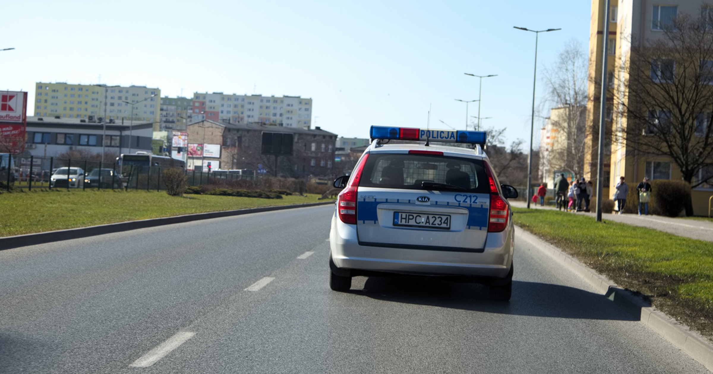 Obraz pochodzący z serwisu https://kujawsko-pomorska.policja.gov.pl/kb/informacje/wiadomosci/149226,Najpierw-uciekal-przed-policjantami-pozniej-chcial-im-wreczyc-lapowke.html