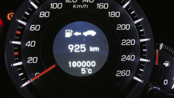 Policja wyłapuje kolejne auta z kręconymi licznikami – rekordzista cofnął 300 tys. km!
