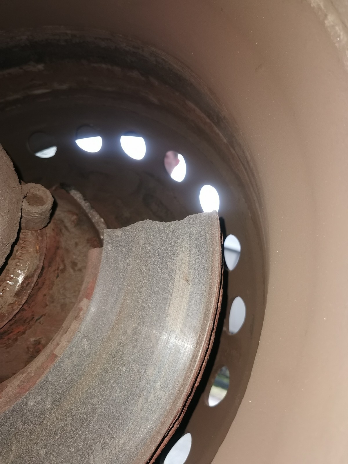 Niesprawne technicznie pojazdy zostały wycofane z ruchu przez funkcjonariuszy wielkopolskiej, świętokrzyskiej oraz warmińsko-mazurskiej Inspekcji Transportu Drogowego.