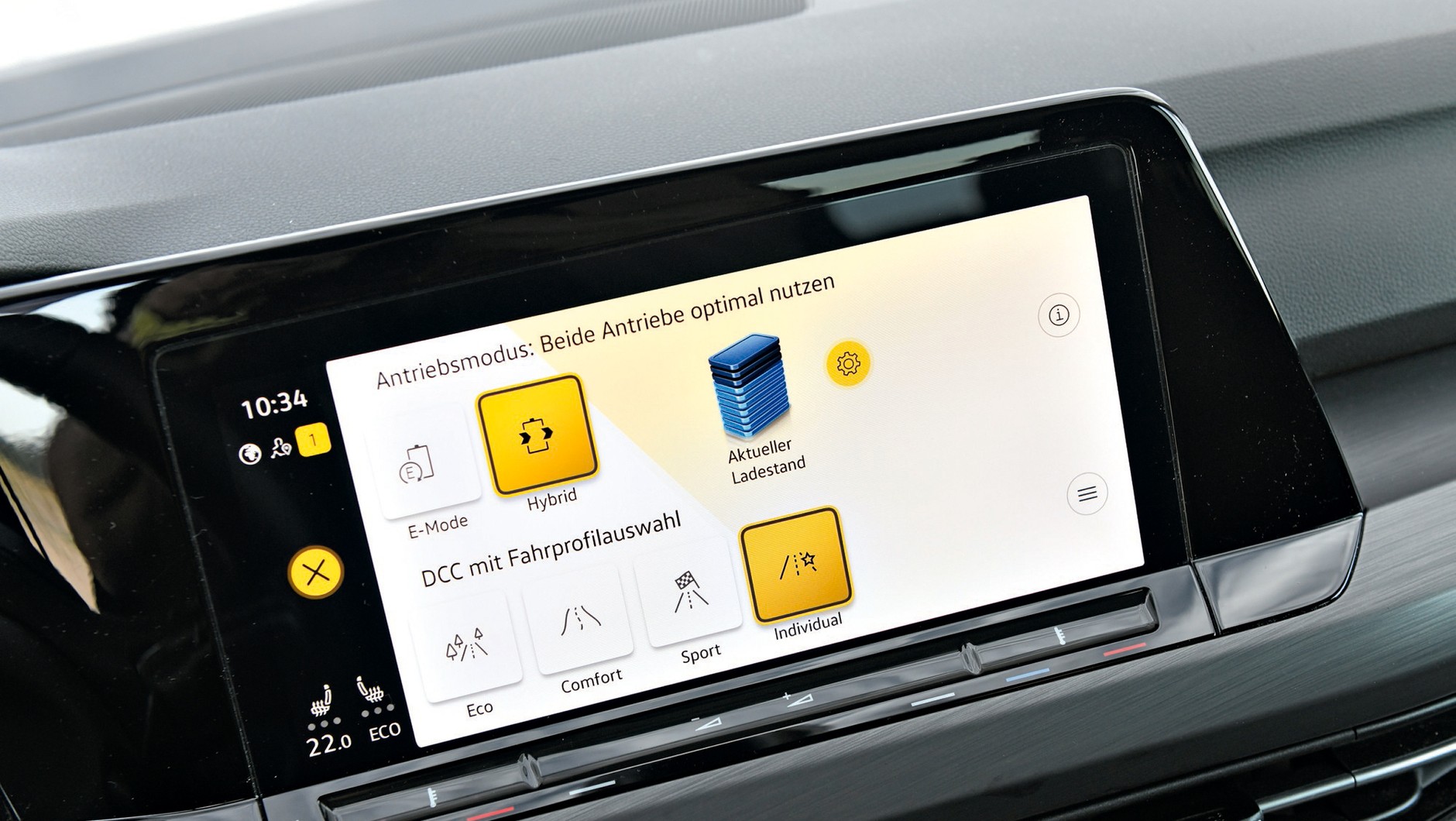 Volkswagen Golf - bez różnicy w stosunku do rywala: oprócz trybów EV i hybrydowego mamy do dyspozycji ustawienie wymaganego pozostawionego poziomu naładowania akumulatora.