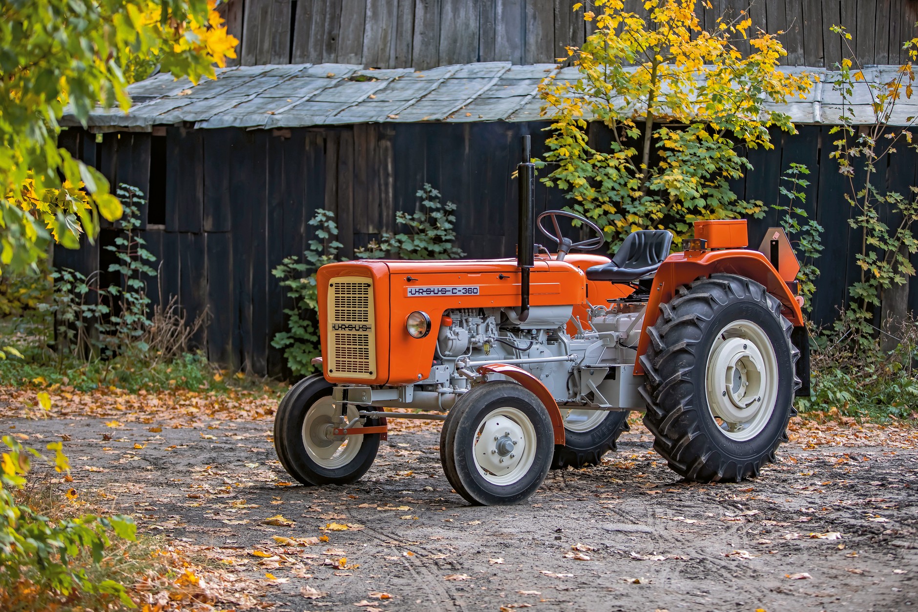 Na pierwszy rzut oka model C-360 jest podobny do C-330, ale za sprawą dłuższej maski ma inne proporcje. Pod długą maską silnik o 4 cylindrach, lub jednostka trzycylindrowa Perkinsa.