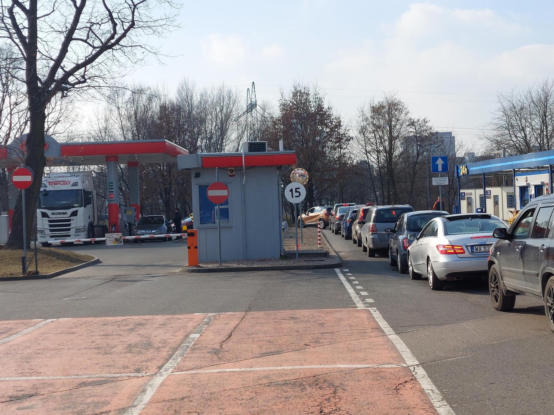 Stacja Carrefour w Warszawie – w czwartek 3 marca sprzedawano po 5,89 zł, zaczęła więc  formować się długa kolejka aut