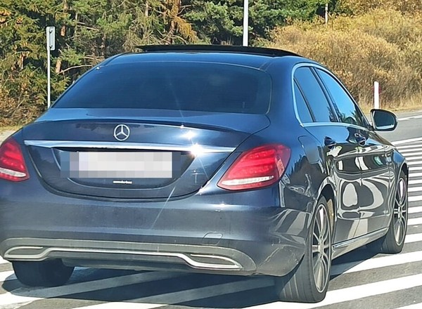 Kupił Mercedesa na podstawie ustnej umowy sprzedaży. Teraz ma poważne kłopoty