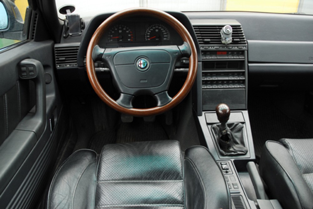 Alfa Romeo 164: Trudno w to uwierzyć, ale to wnętrze zaprojektowano ponad 30 lat temu.