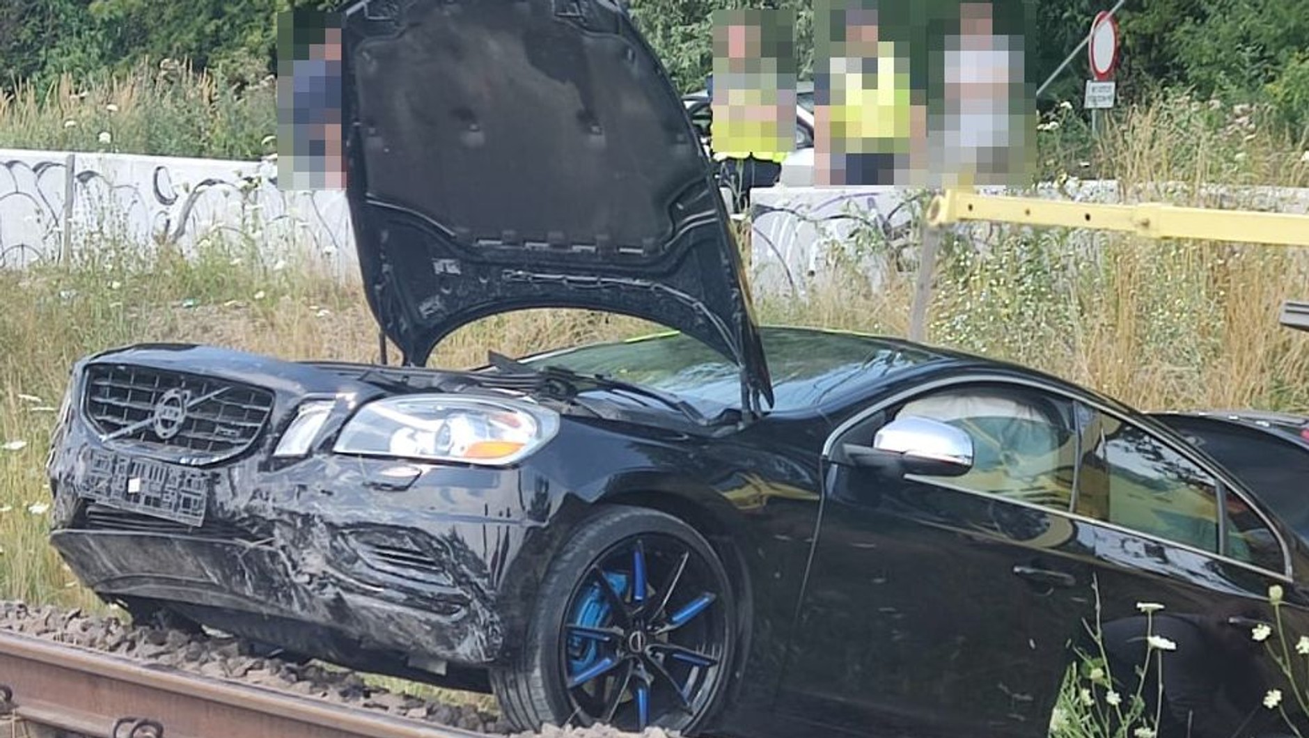 Samochód wylądował na torach