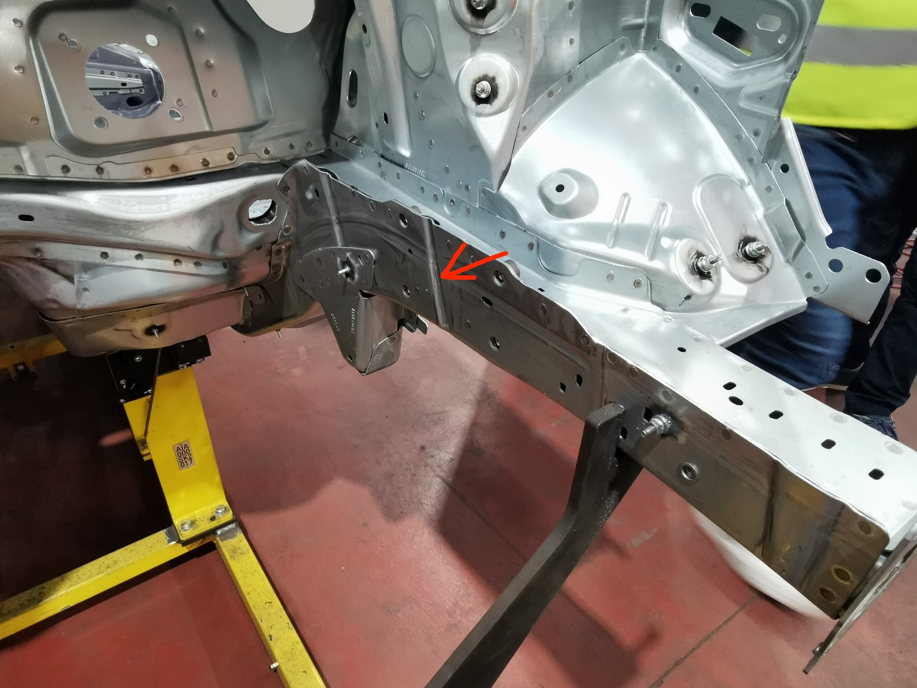 Zwróćcie uwagę na pionowe przetłoczenia w podłużnicach: w razie wypadku mają one zapewnić "złożenie się" przedniej części pojazdu w kontrolowany sposób – w zależności od siły uderzenia bliżej albo dalej od przedziału pasażerskiego. Jednocześnie silnik ma przesunąć się pod samochód, pozostawiając możliwie nienaruszoną przestrzeń we wnętrzu samochodu