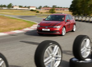 Przed tymi modelami opon letnich ostrzegają eksperci z Niemiec. Jedne kuszą szczególnie