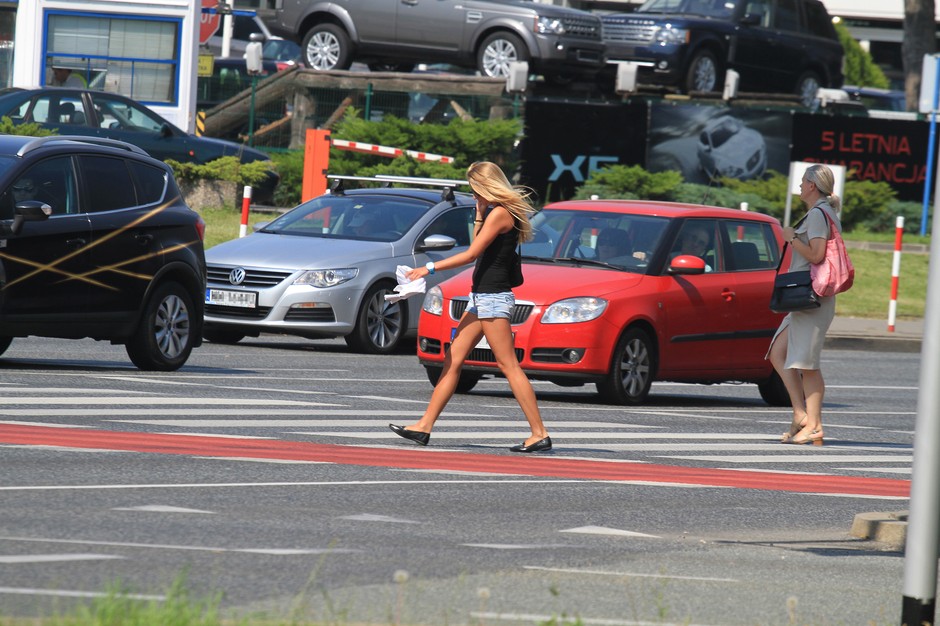 Rozmowa przez komórkę na przejściu dla pieszych to kiepski pomysł. Czy naprawdę tak trudno się powstrzymać?