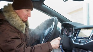 15 stopni na minusie? Osiem rzeczy, których nie warto robić z samochodem