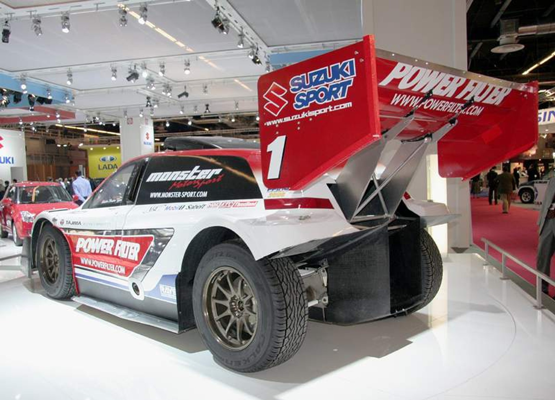 Paryż na żywo: dwa razy sportowe Suzuki