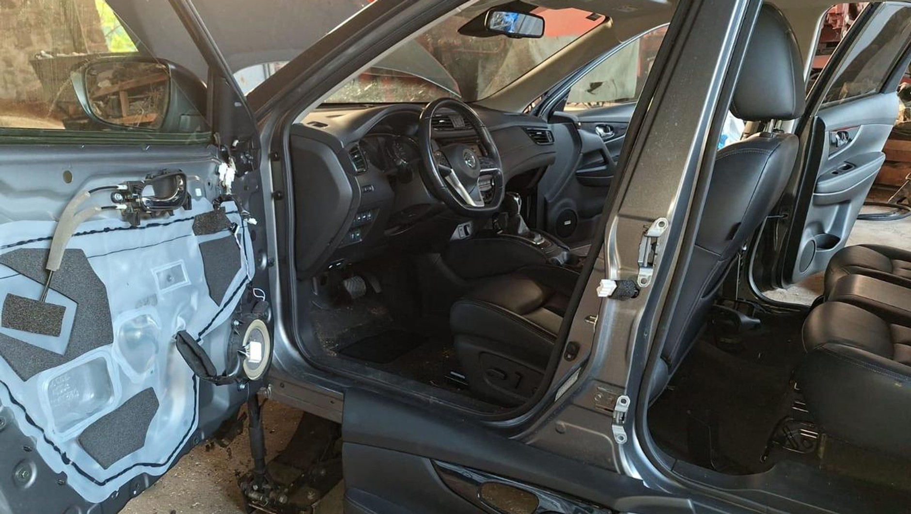 Skradziony Nissan podczas demontażu