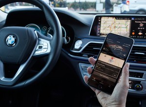 BMW połączy się z domem i samo zaparkuje