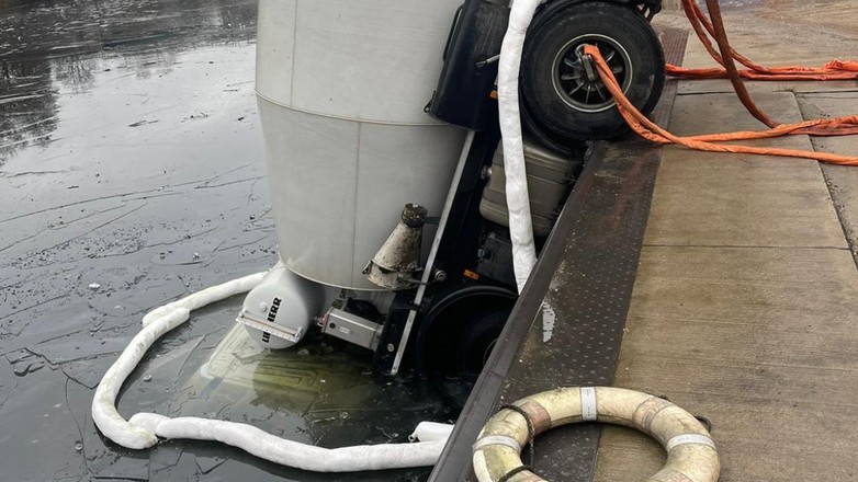 Betoniarka zanurzona do połowy w zimnej wodzie