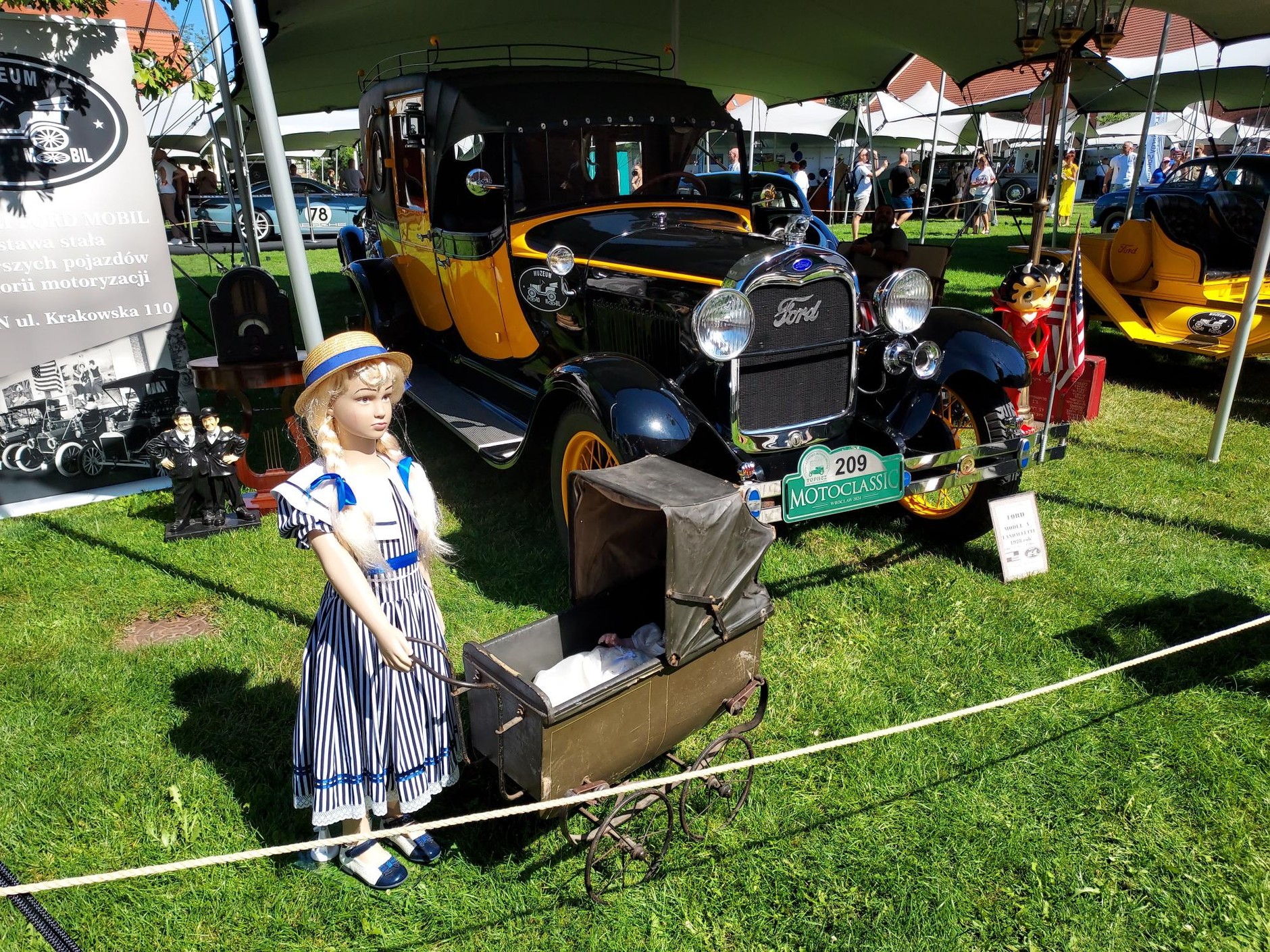 Klasyczne pojazdy na zamku Topacz 2024. Ford A z 1928 r. z muzeum w Będzinie.