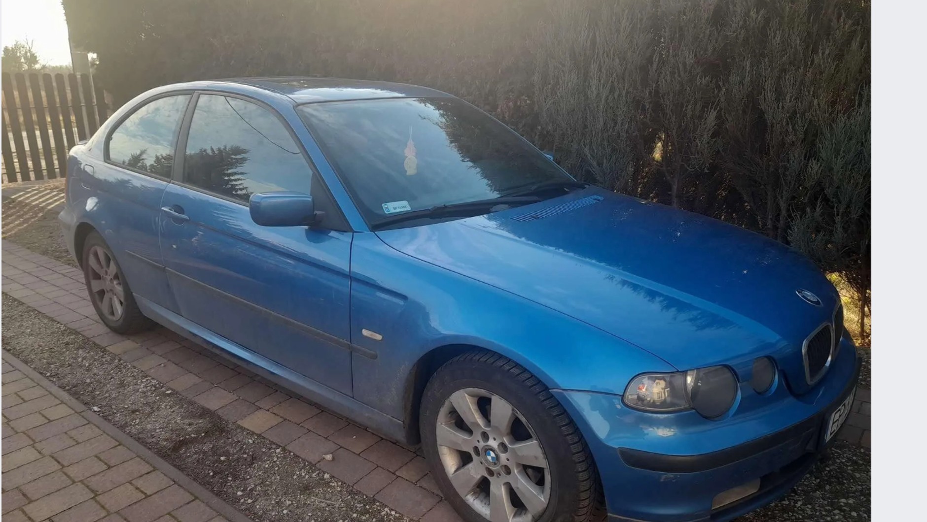 BMW Compact do gruntownego dopieszczenia, ale za to tanie.