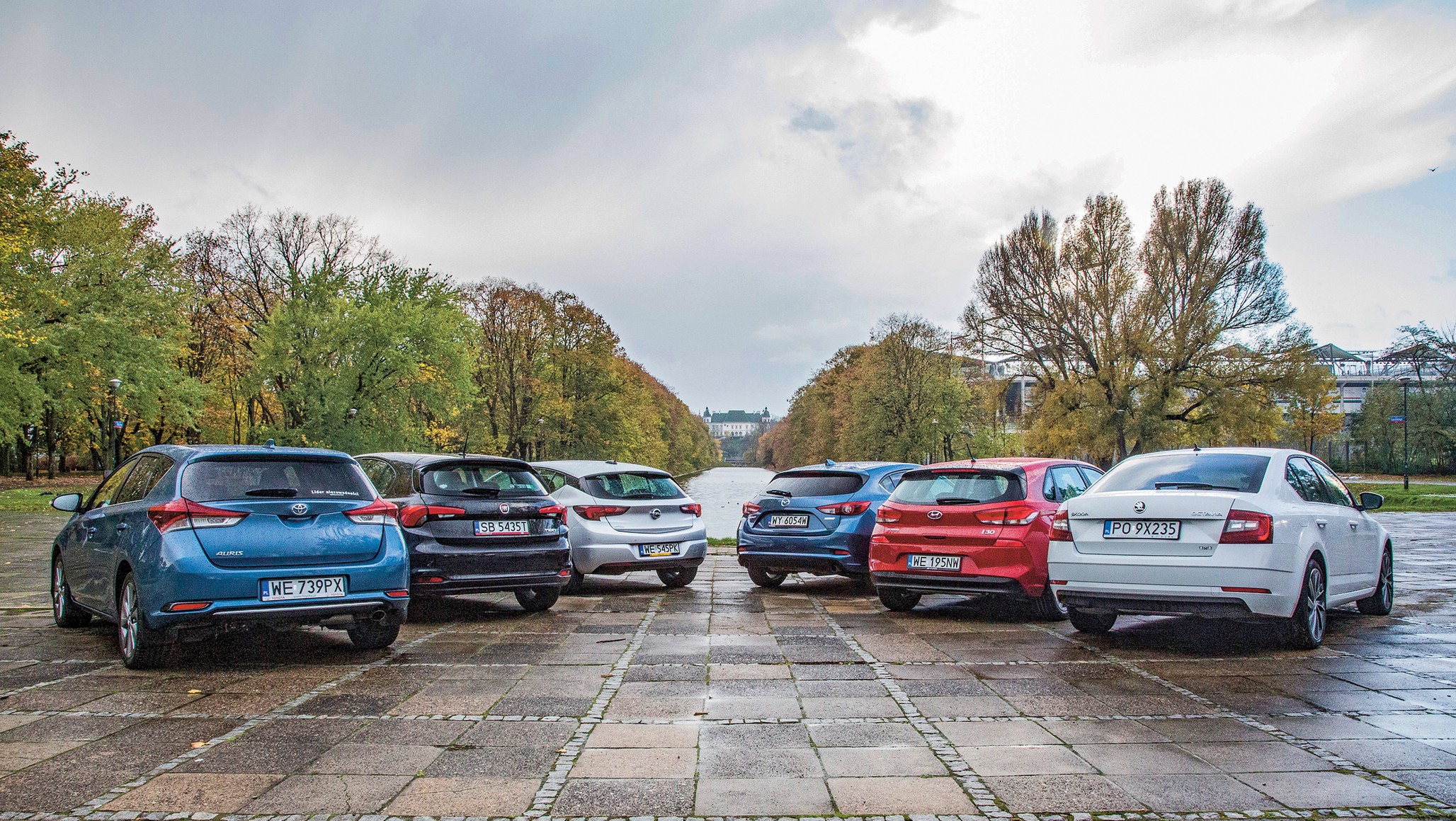 Wybór mechaników najczęściej pada na Mazdę i Toyotę. Niektórzy wyróżniają też Hyundaia. Fiat psuje się nieco częściej, ale za to jest najtańszy w obsłudze. Mechanicy nie wyróżniają ani Skody, ani Opla, ale też nie wymieniają ich na liście najbardziej awaryjnych samochodów. To pod tym względem przeciętniaki. Warto jednak pamiętać, że auta japońskie mają problem, który nie dotyka europejskich i koreańskiego rywala, czyli tendencję do rdzewienia. Mowa nie tyle o karoserii, co podwoziu. Weźcie to pod uwagę podczas oględzin.