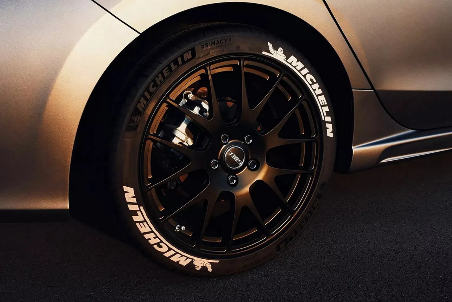 Mitsuoka M55 to zaskakująca "retroprzeróbka" Hondy Civic