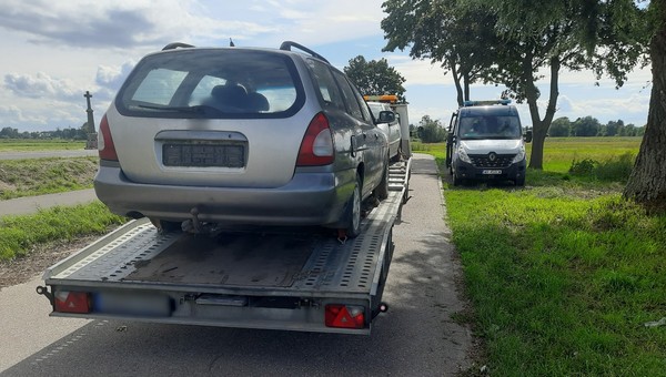 Inspektorzy ITD zaskoczyli kierowcę pytaniem. Przewoził auta do złomowania