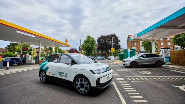 Samochód elektryczny Shell Triple 10 Challenge na stacji szybkiego ładowania