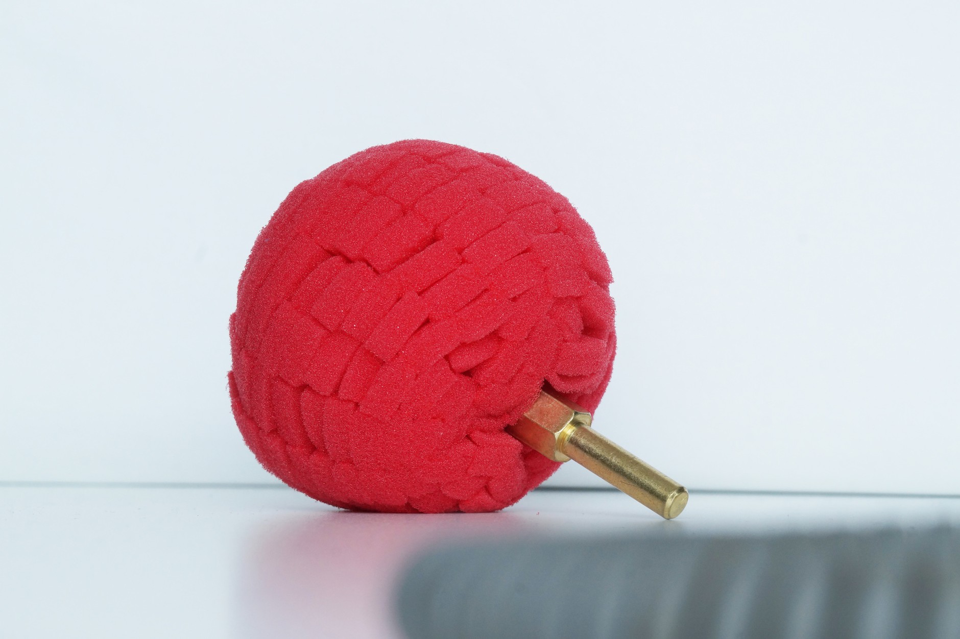 Narzędzie do czyszczenia/polerowania felg za pomocą wiertarki. Niestety, korzystając z takich narzędzi, łatwo uszkodzić felgę.