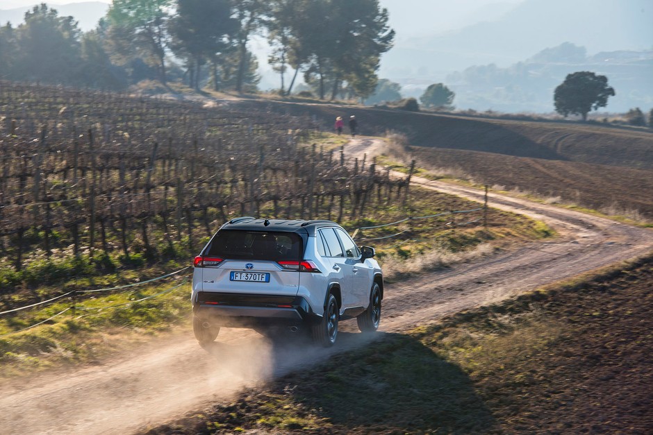 Nowa Toyota RAV4 - jak jeździ wersja hybrydowa?