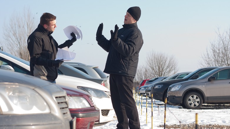 8. Rękojmia i gwarancja komisowa – jak chronieni są kupujący auto używane?