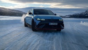 Czy sportowy samochód elektryczny może podnosić poziom szczęścia?