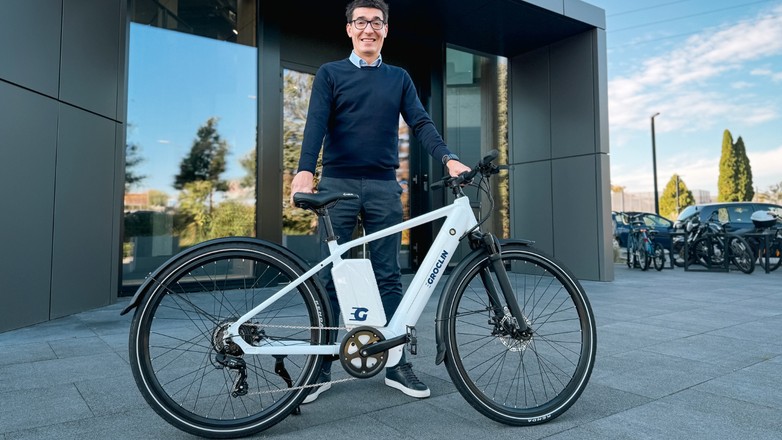 Rower wodorowy, a za nim Michał Seidel, prezes firmy Groclin